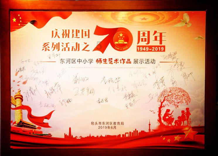 逃离昏暗下的小村